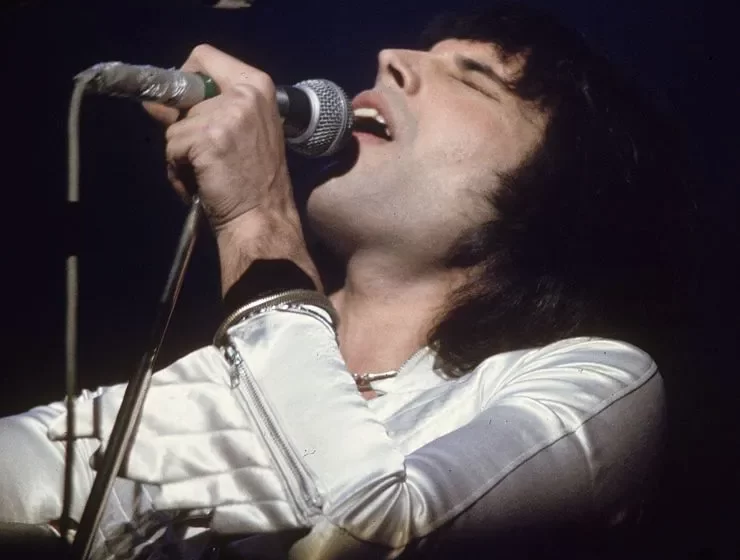  Freddie Mercury muere de sida al día siguiente de anunciar su enfermedad