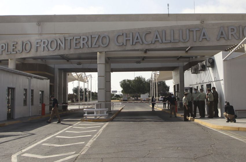  Casi un centenar de migrantes intentaron ingresar en masa a Chile por el paso fronterizo Chacalluta