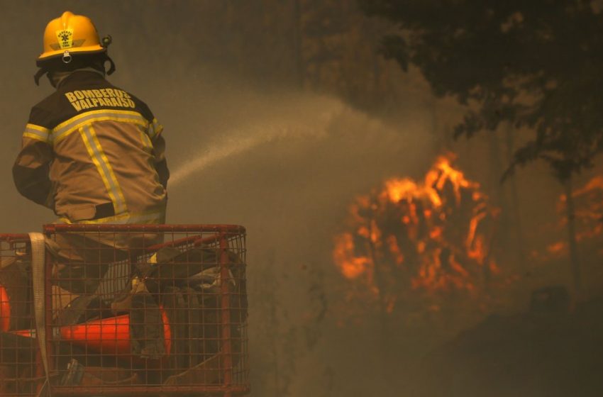  Ocho alertas rojas: Onemi reporta 11 incendios forestales que se mantienen en combate a nivel nacional