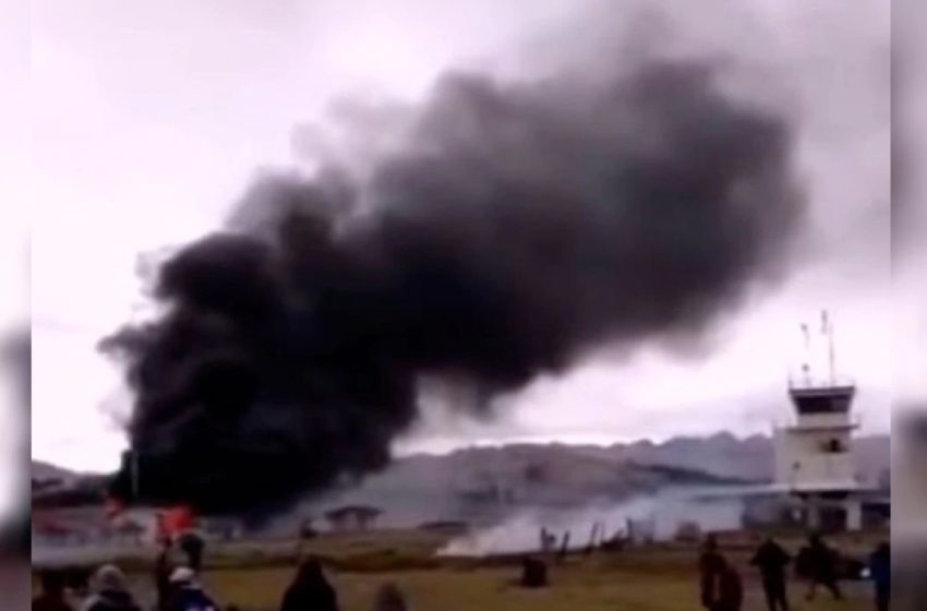  Perú: Turba se tomó el aeropuerto surandino de Andahuaylas y provocó incendio exigiendo nuevas elecciones